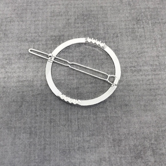 NWT-Circle Barrette/Hair Clip, Silver Tone - Picture 4 of 6